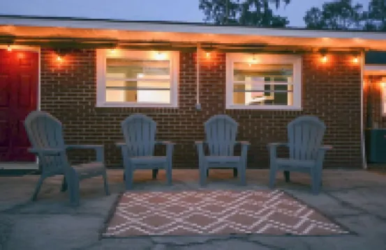 Charming 4-bedroom house with Private Pool near Savannah