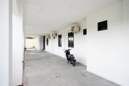 RedDoorz Syariah Near Universitas Jenderal Soedirman 2 Отели в г. Пурвокерто