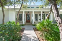 Next to Seaside! Luxury Finishes. Small Dogs Allowed. Heated Pool. Bikes. Beach! - 4-Star