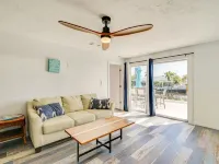 3BR Waterfront townhome Matlacha with hot tub, boat dock WiFi, bikes and kayaks Hotels in Matlacha