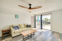 3BR Waterfront townhome Matlacha with hot tub, boat dock WiFi, bikes and kayaks Hotel a Matlacha