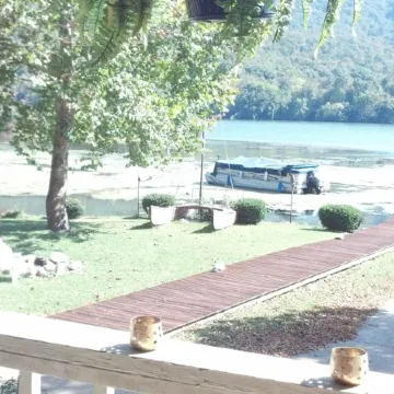 Tennessee River Bed and Breakfast Retreat! Lakefront! No Fees!