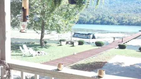 Tennessee River Bed and Breakfast Retreat! Lakefront! No Fees!