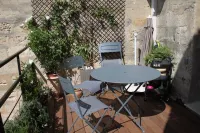 Apartment located in the heart of the historic city - 50 m from Place aux Herbes Uzes Cathedral附近的飯店
