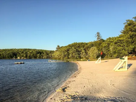 Lake House in the Summer, Ski Chalet in the Winter, Pet Friendly!