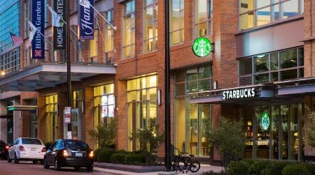 Hampton Inn Chicago McCormick Place Отели рядом с достопримечательностью «Мемориальная часовня Рокфеллера»