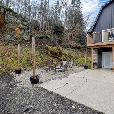 King Bed Serenity Retreat Hot Tub/Bar/Game Room