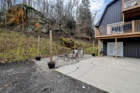 King Bed Serenity Retreat Hot Tub/Bar/Game Room