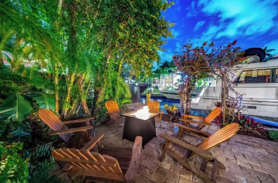 Heated Pool & Hot Tub! Waterfront Antique / Vintage!