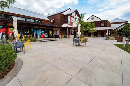 The Coral Suite, Stylish Stay in Old Town FoCo