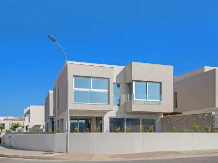 Sanders Mythical Blue - Bright 4 Bdr Villa with Pool