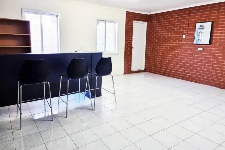 Rosie House-Spacious Comfortable Home Отели рядом с достопримечательностью «Река Марибирнонг»