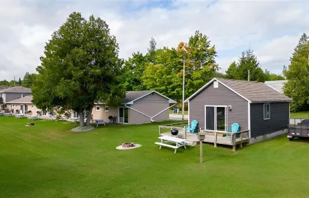 Lions Head Beach Motel & Cottages - Waterfront