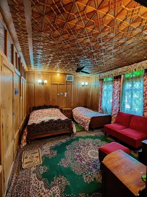 Shiraz Deluxe Houseboat Hotels in 