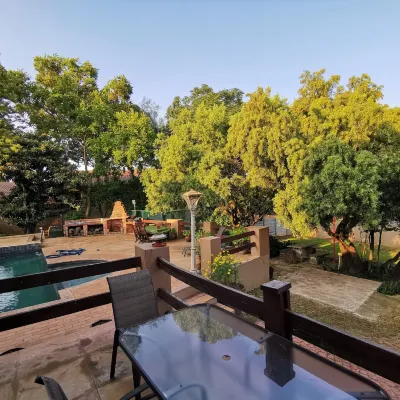 Paulshof Sandton Apartments - Hluhluwe Road Complex โรงแรมใกล้มองเท่กาสิโส