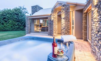 Riverview Retreat Holiday Home by MajorDomo