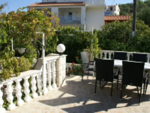 Apartment in Vinisce 100m from the Sea