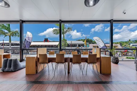 Airlie Sun & Sand Accommodation #5 Отели рядом с достопримечательностью «Abel Point Marina»