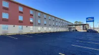Baymont by Wyndham Jefferson City - Parkplatz