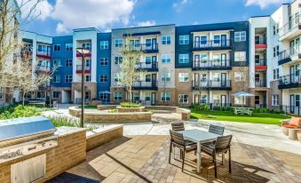 Luxe 1Br King Suite Close to Downtown w Fast Wifi
