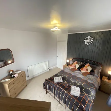 Impeccable 4-Bed Home Away from Home in Swindon