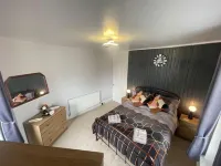 Impeccable 4-Bed Home Away from Home in Swindon Hoteles en Swindon