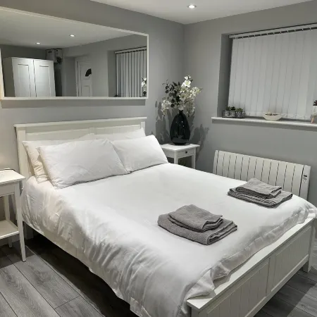 1 Bed Flat - Sleeps 2 - Parking - Wifi