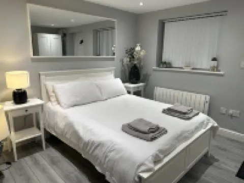 1 Bed Flat - Sleeps 2 - Parking - Wifi