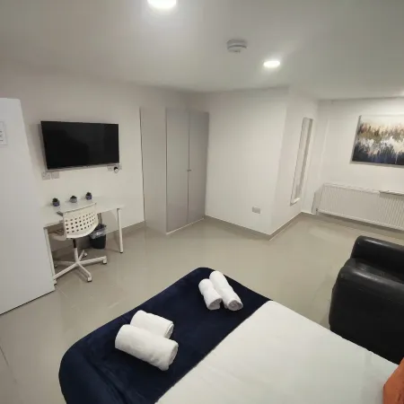 Leeds 3 Bed En-Suites Apartment Retreat- Sleeps 9