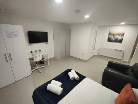 Leeds 3 Bed En-Suites Apartment Retreat- Sleeps 9 Отели рядом со станцией Headingley