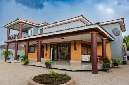 Ampric Guest House and Lounge Отели в г. Нсауэм