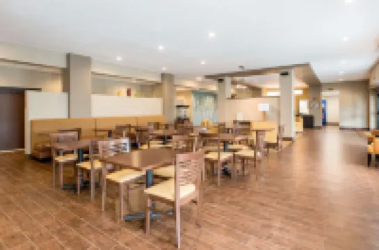 สลีปอินน์แอนด์สวีทส์ เวสต์ดิมอยน์ ใกล้จอร์แดนครีก