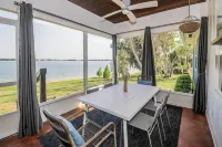 Roe Family Lake House on Lake McLeod - Close to Legoland Hotels in Eagle Lake