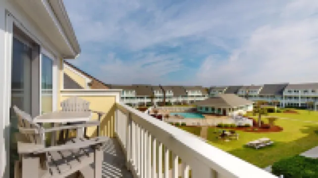Pebble Beach F305 - Poolside studio, short walk to the beach Hotels in Emerald Isle