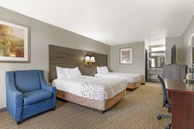 Best Western Royal Inn Hotel dekat Rock City Gardens