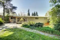 2-bedroom downstairs unit in fabulous Mercer Island