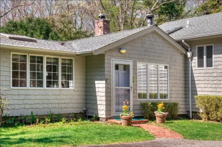 Spacious Yard and Meditation Room - Luxurious Tranquil Cottage Отели в г. Спрингс