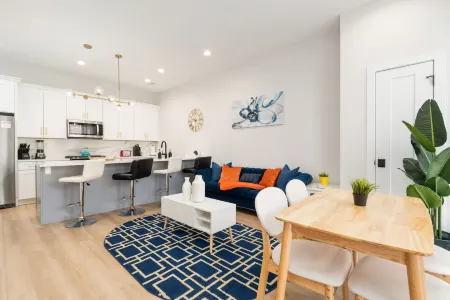 Private Space with Modern Amenities and Free Parking - Charming Serenity Отели рядом с достопримечательностью «Музей науки и промышленности»