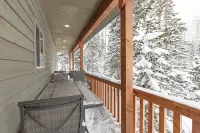 Hot Tub and Scenic Views - Upscale Mountain Retreat