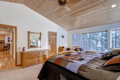 Tranquil Escape with Hot Tub and Spacious Living Areas - Cozy Retreat
