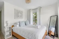 Private Porch and Stylish Living Spaces Await - Exquisite Haven Hotel a North Charleston