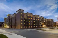 Residence Inn des Moines Downtown Grand View University附近的飯店