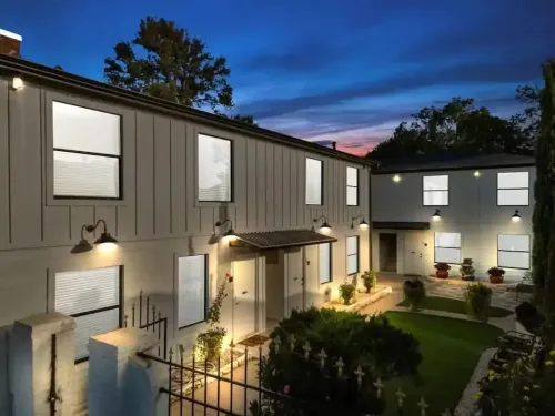 Bright and Cozy Haven with Courtyard Access - Charming Escape