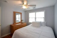 Inviting Living Areas and Close to Beaches - Charming Coastal Retreat Cuffy's of Cape Cod附近的飯店
