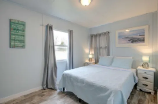 Cozy Cottage with Kitchen and Relaxing Patio - Charming Retreat