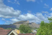 Stylish Townhome with Modern Kitchen and Views - Charming Retreat