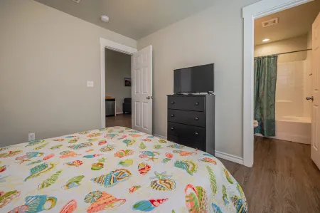 Stylish Cottage with Spacious Loft - Inviting Coastal Retreat