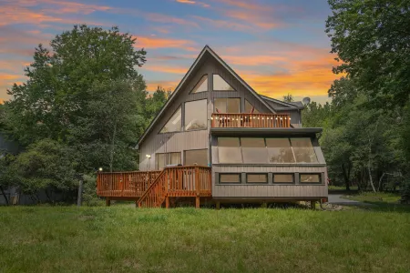 Cowboy Game Room and Lakefront Access - Charming Escape Отели в г. Танкханнок Тауншип