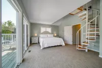 Charming Cottage with Deck and Cozy Fireplace - Delightful Getaway