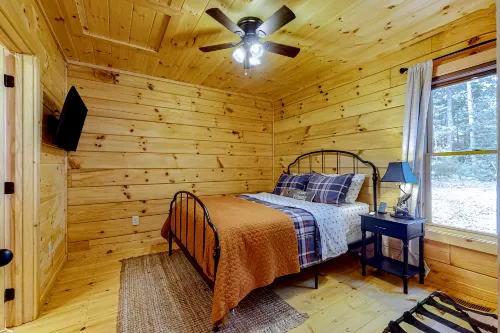 Dog-friendly cabin with covered porch, patio, firepit, fireplace, & grill Hotel di Cherry Log